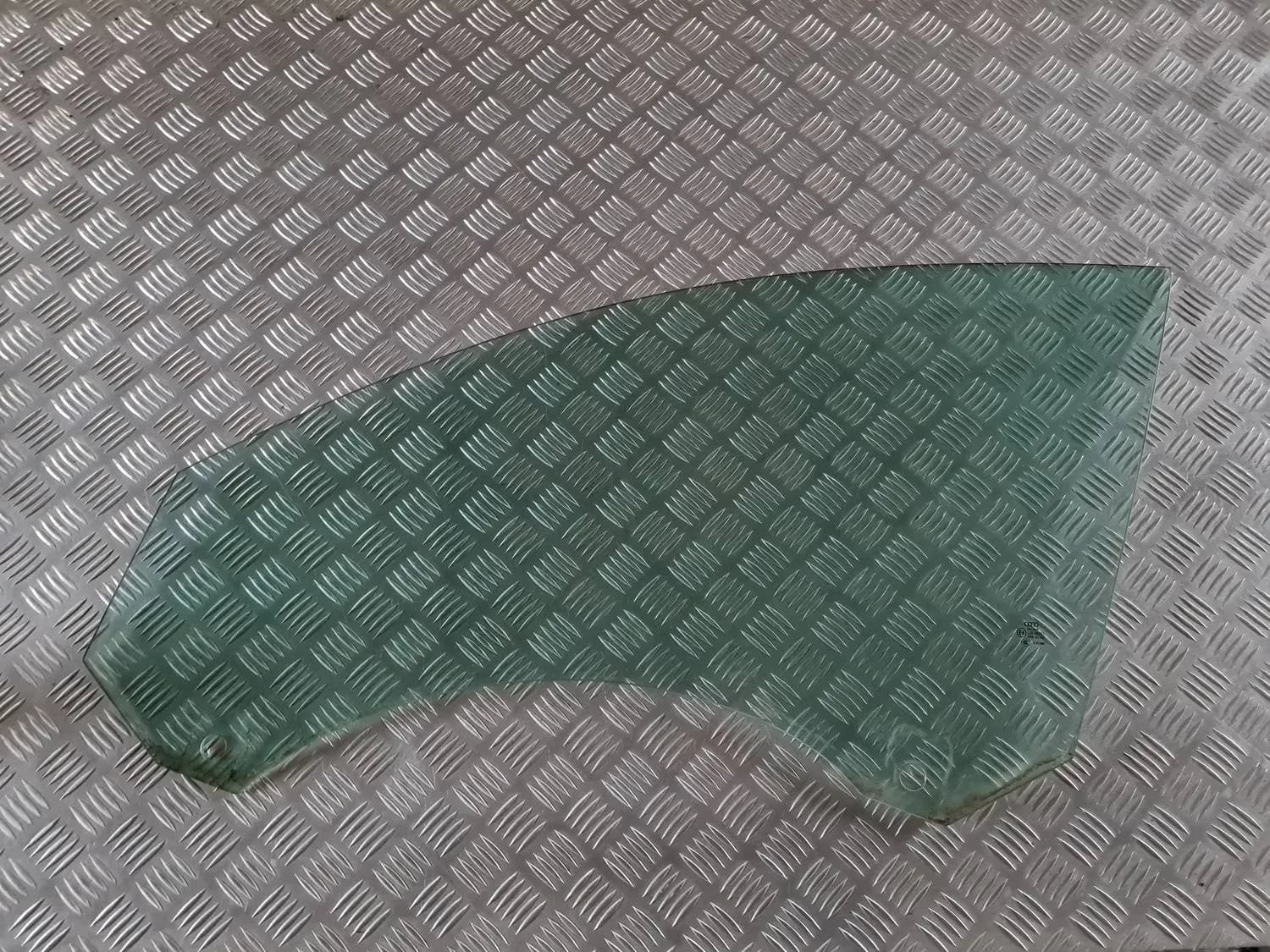 Glas i vänster främre dörr AUDI A6 2008