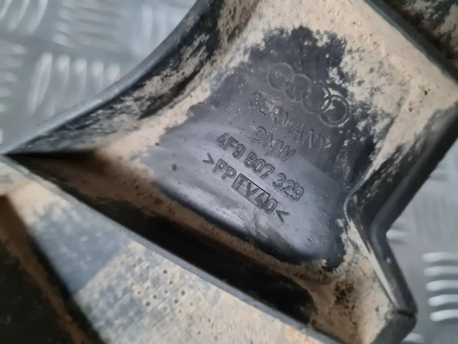 Centralt fäste för bakre stötfångare AUDI A6 2008 - foto 2