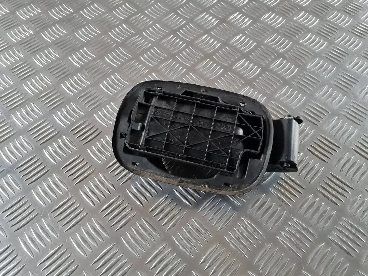 Tanklock för bränsletank AUDI A6 2008 - foto 1
