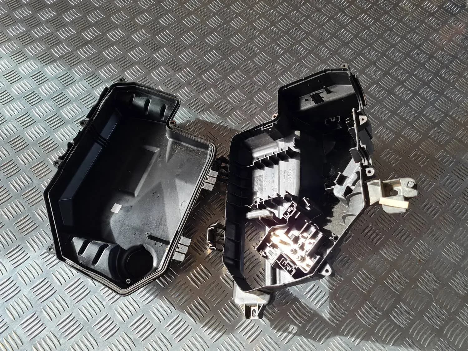 Hölje för säkringsbox AUDI A6 2008 - foto 4
