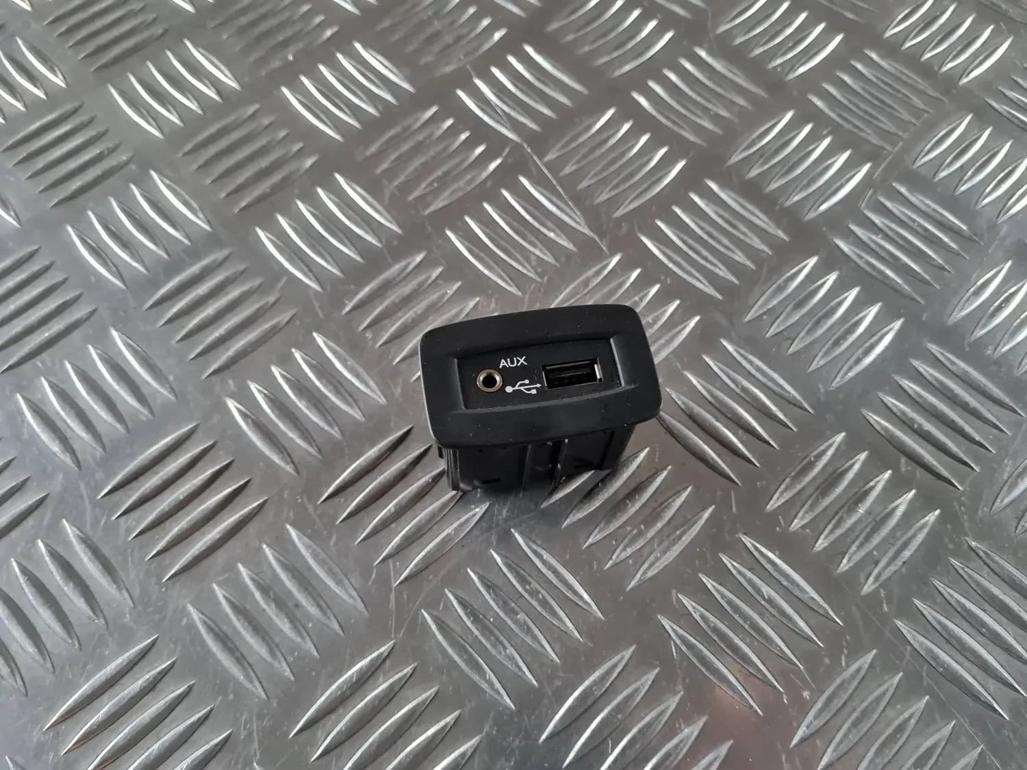 USB/AUX-adapter RENAULT SCENIC III 2011 - foto 1