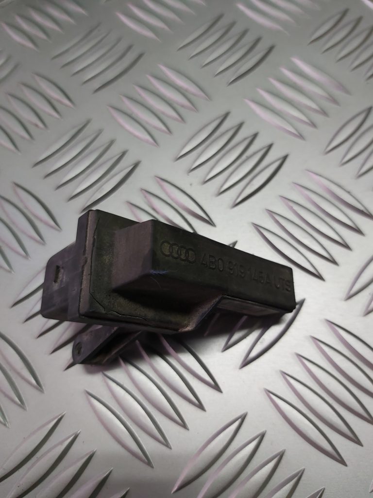 Antenas pastiprinātāja bloks priekš AUDI A4 2004 2 Antenas pastiprinātāja bloks priekš AUDI A4 2004