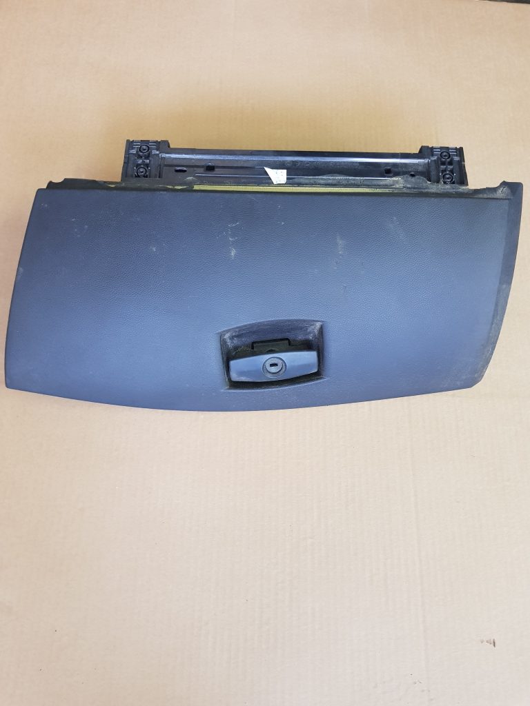 Mantu glabāšanas nodalījums pasažiera pusē priekš BMW 520D E60 2006 ENG. 1 Mantu glabāšanas nodalījums pasažiera pusē priekš BMW 520D E60 2006 ENG.