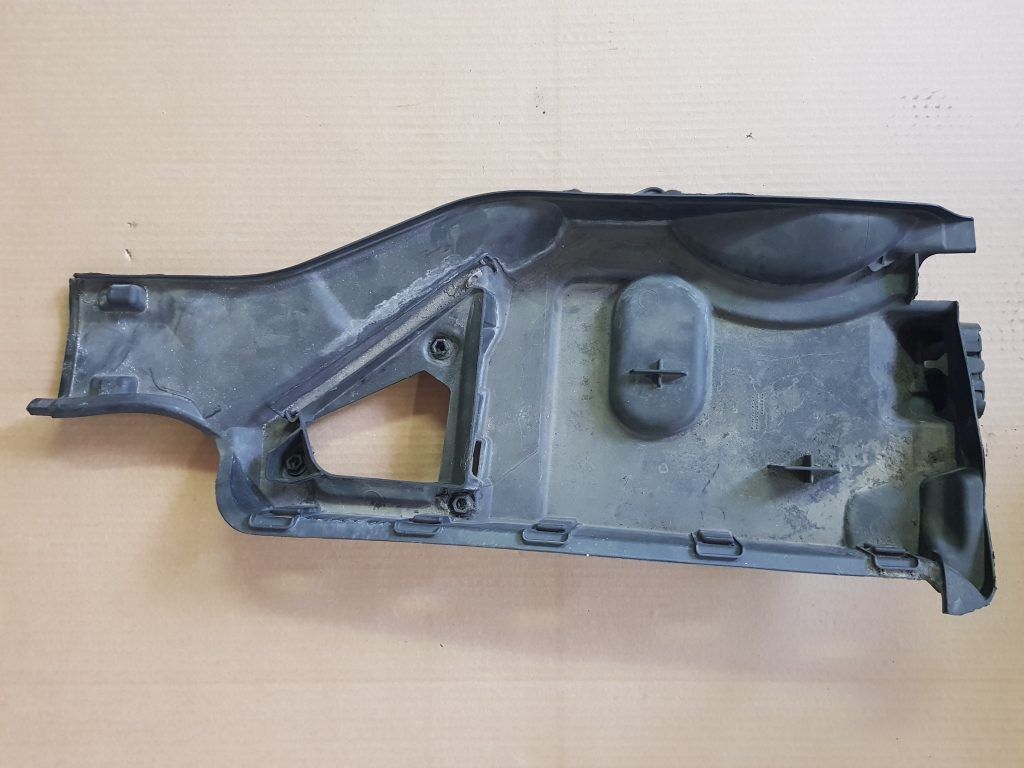 Salona gaisa filtra korpusa vāks priekš BMW 520D E60 2006 ENG. 1 Salona gaisa filtra korpusa vāks priekš BMW 520D E60 2006 ENG.