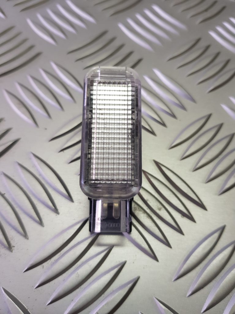 Apgaismojums durvju apdarē priekš AUDI A7 2011 SPORTBACK