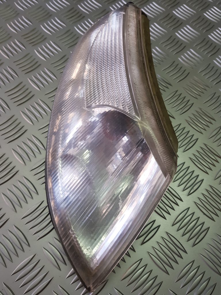 Pagrieziena signala lukturis priekš SAAB 9-5 1999 1 Pagrieziena signala lukturis priekš SAAB 9-5 1999