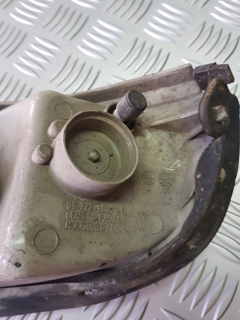 Pagrieziena signala lukturis priekš SAAB 9-5 1999 2 Pagrieziena signala lukturis priekš SAAB 9-5 1999