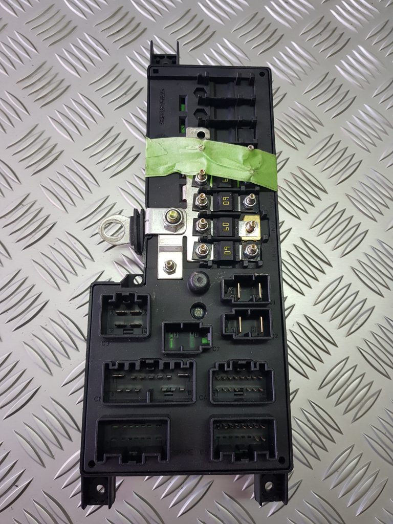 Drošinātāju relejas kaste priekš VOLVO XC70 2004 2 Drošinātāju relejas kaste priekš VOLVO XC70 2004