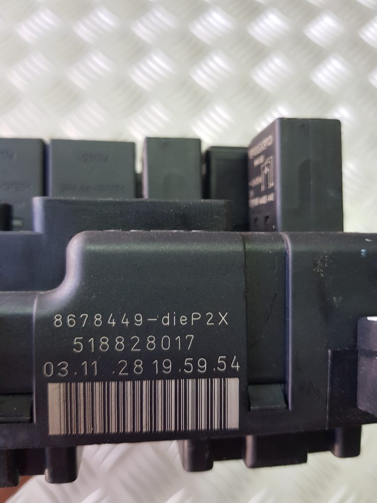 Drošinātāju relejas kaste priekš VOLVO XC70 2004 3 Drošinātāju relejas kaste priekš VOLVO XC70 2004