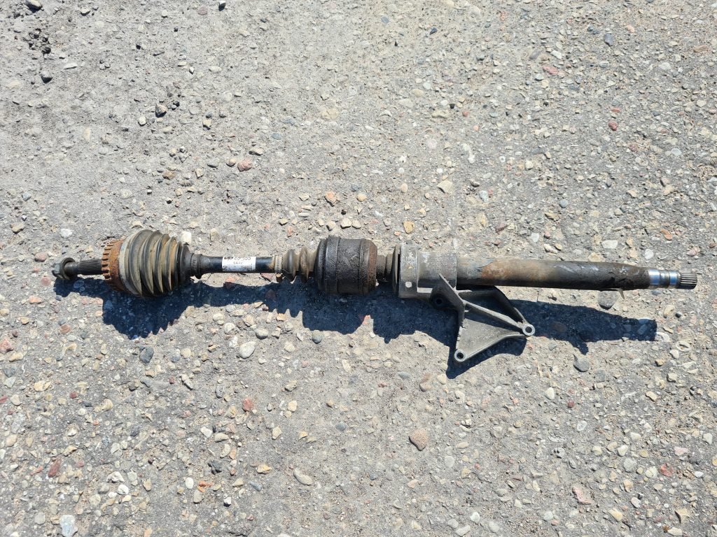 Pusass priekšēja labā priekš SAAB 9-5 1999 1 Pusass priekšēja labā priekš SAAB 9-5 1999