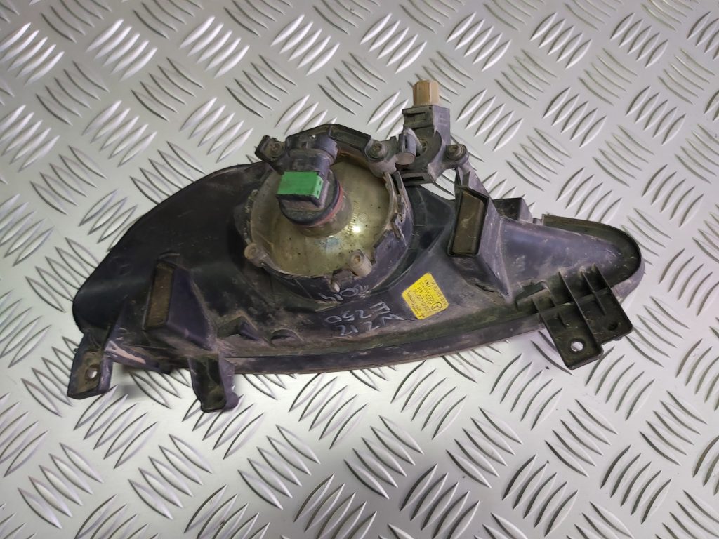 Miglas lukturis priekšā labajā pusē priekš MERCEDES BENZ E250 W212 2014