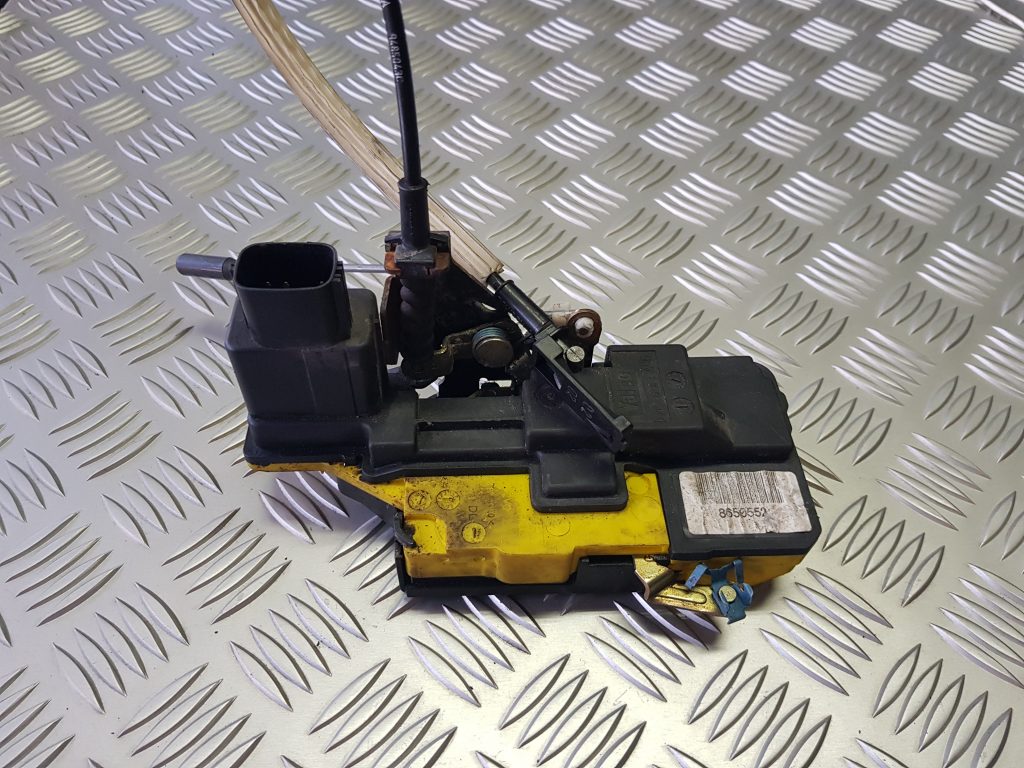 Aizmugurējo kreiso durvju slēdzene priekš VOLVO V70 2002 SILVER 1 Aizmugurējo kreiso durvju slēdzene priekš VOLVO V70 2002 SILVER