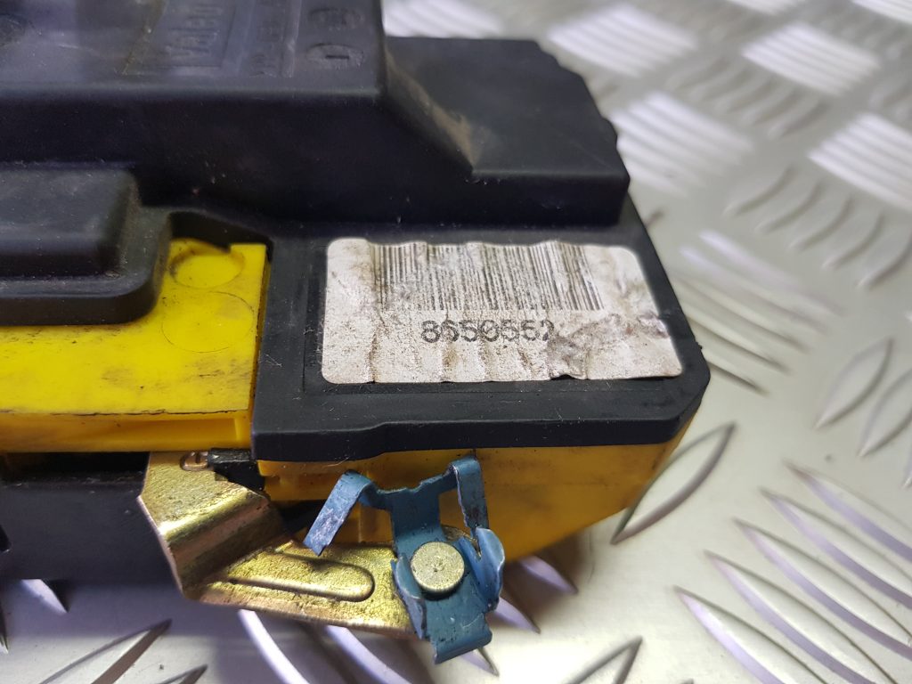 Aizmugurējo kreiso durvju slēdzene priekš VOLVO V70 2002 SILVER 3 Aizmugurējo kreiso durvju slēdzene priekš VOLVO V70 2002 SILVER