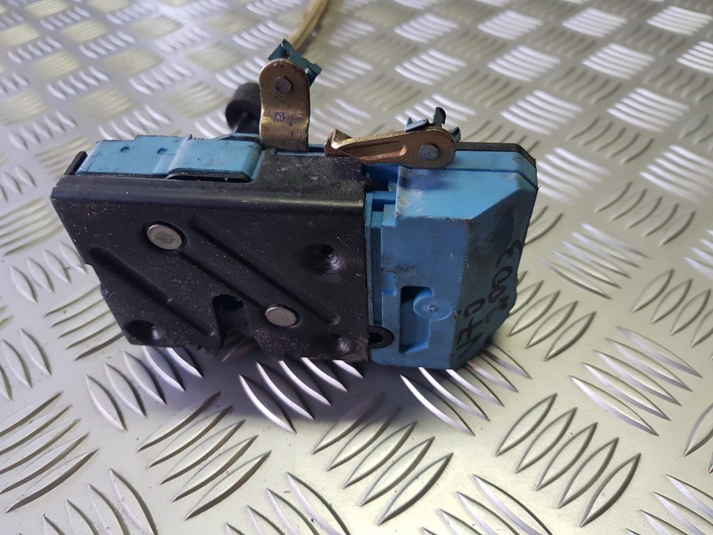 Priekšējo kreiso durvju slēdzene priekš VOLVO V70 2003 GREY 2 Priekšējo kreiso durvju slēdzene priekš VOLVO V70 2003 GREY