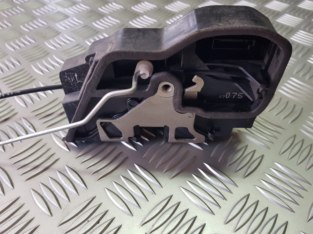 Aizmugurējo kreiso durvju slēdzene priekš BMW 530D E61 2006 TOURING TITANSILVER 1 Aizmugurējo kreiso durvju slēdzene priekš BMW 530D E61 2006 TOURING TITANSILVER