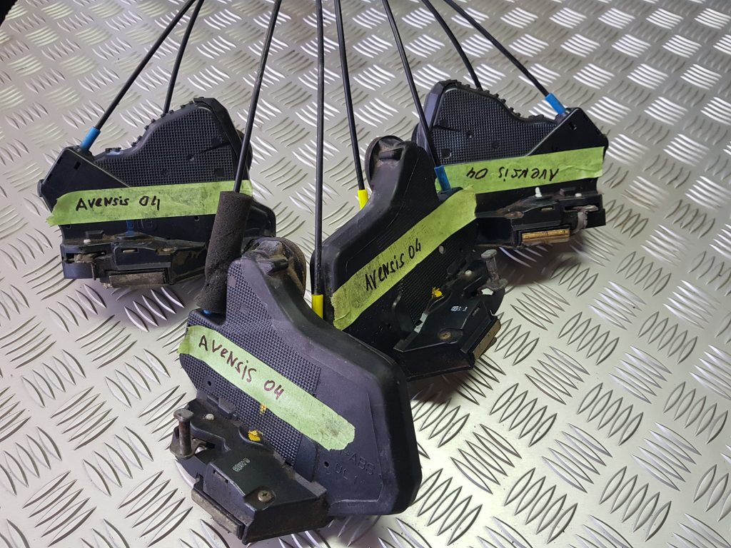 Priekšējo kreiso durvju slēdzene priekš TOYOTA AVENSIS 2004 1 Priekšējo kreiso durvju slēdzene priekš TOYOTA AVENSIS 2004