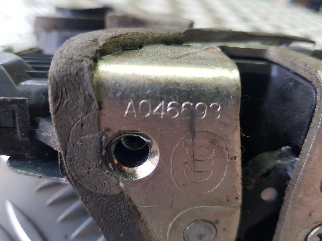 Priekšējo labo durvju slēdzene priekš TOYOTA VERSO 2012