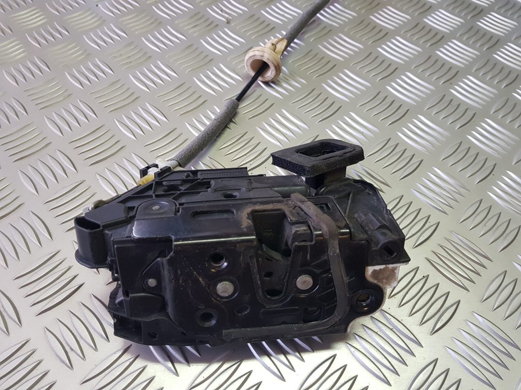 Priekšējo labo durvju slēdzene priekš VW GOLF 2014 2 Priekšējo labo durvju slēdzene priekš VW GOLF 2014