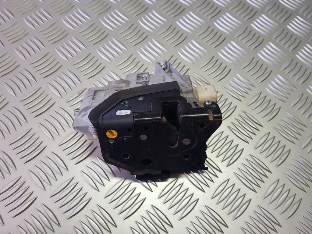 Priekšējo kreiso durvju slēdzene priekš VW PASSAT B6 2006 ANGL. UNIVERSAL 2 Priekšējo kreiso durvju slēdzene priekš VW PASSAT B6 2006 ANGL. UNIVERSAL