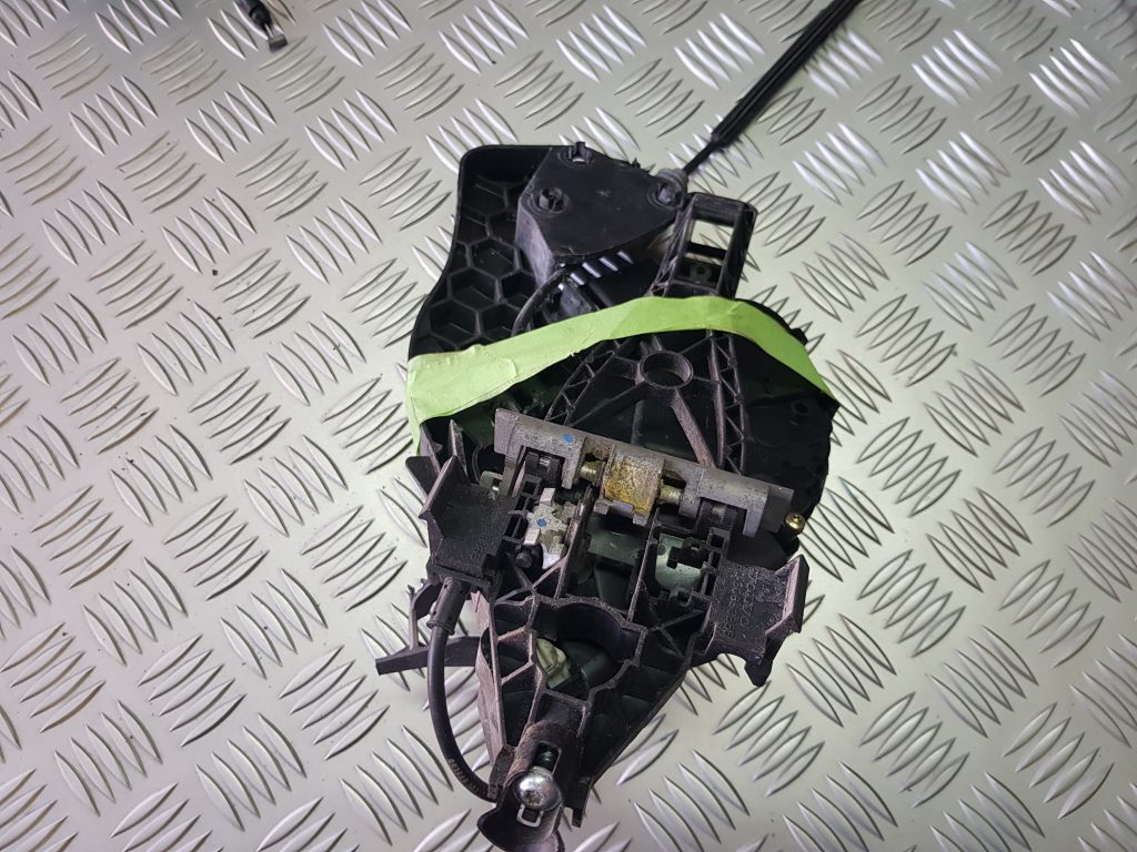 Aizmugurējo kreiso durvju slēdzene priekš VOLVO S40 2004 Grey 1 Aizmugurējo kreiso durvju slēdzene priekš VOLVO S40 2004 Grey