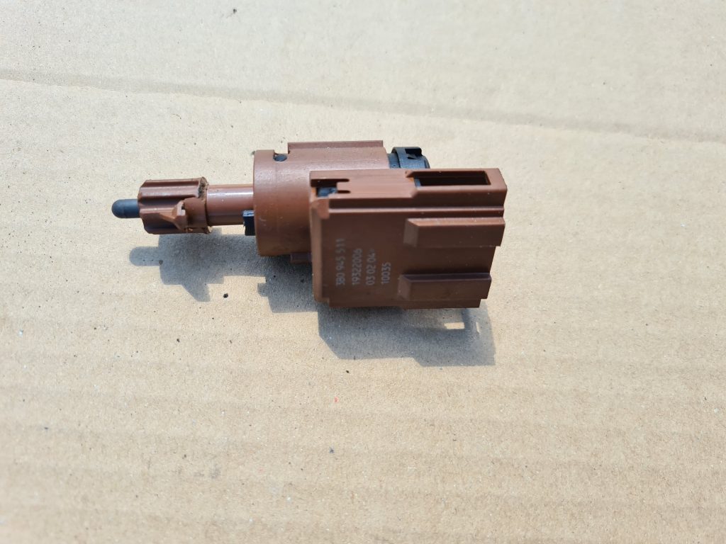 Bremžu signāla slēdzis priekš AUDI A4 AVANT 2004 1 Bremžu signāla slēdzis priekš AUDI A4 AVANT 2004