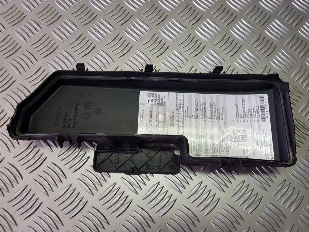 Drošinātāju kārbas korpusa vāks priekš VOLVO V70 2002 SILVER 1 Drošinātāju kārbas korpusa vāks priekš VOLVO V70 2002 SILVER