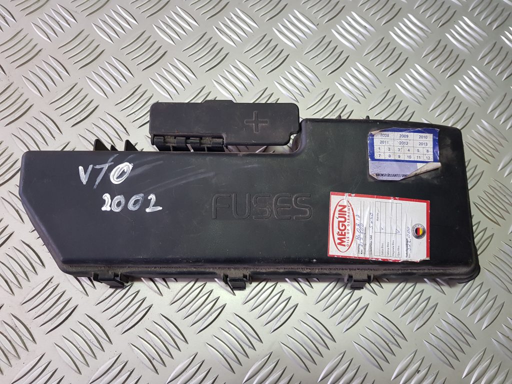 Drošinātāju kārbas korpusa vāks priekš VOLVO V70 2002 SILVER 2 Drošinātāju kārbas korpusa vāks priekš VOLVO V70 2002 SILVER