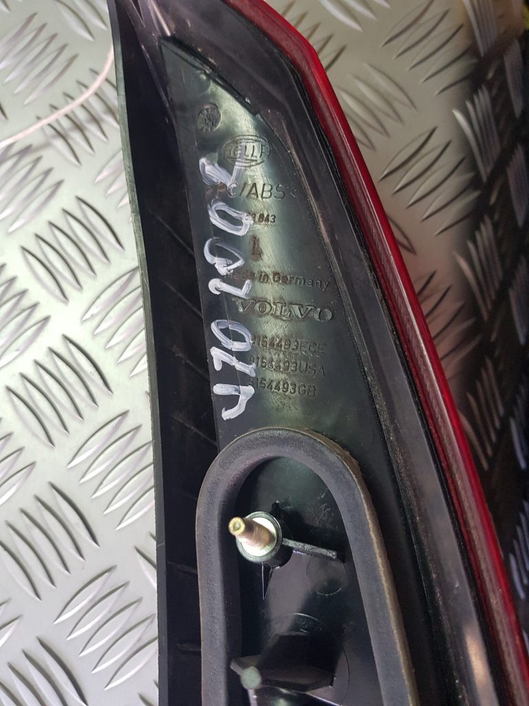 Aizmugurējais kreisais lukturis priekš VOLVO V70 2002 SILVER 3 Aizmugurējais kreisais lukturis priekš VOLVO V70 2002 SILVER