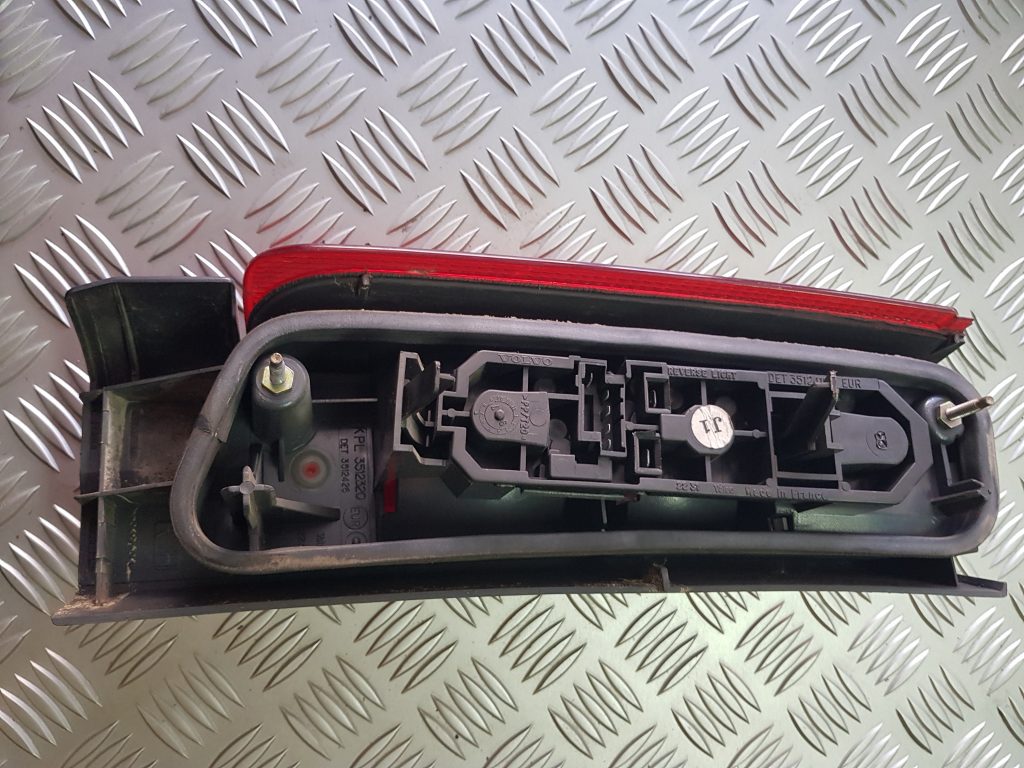 Aizmugurējais labais lukturis priekš VOLVO V70 1997