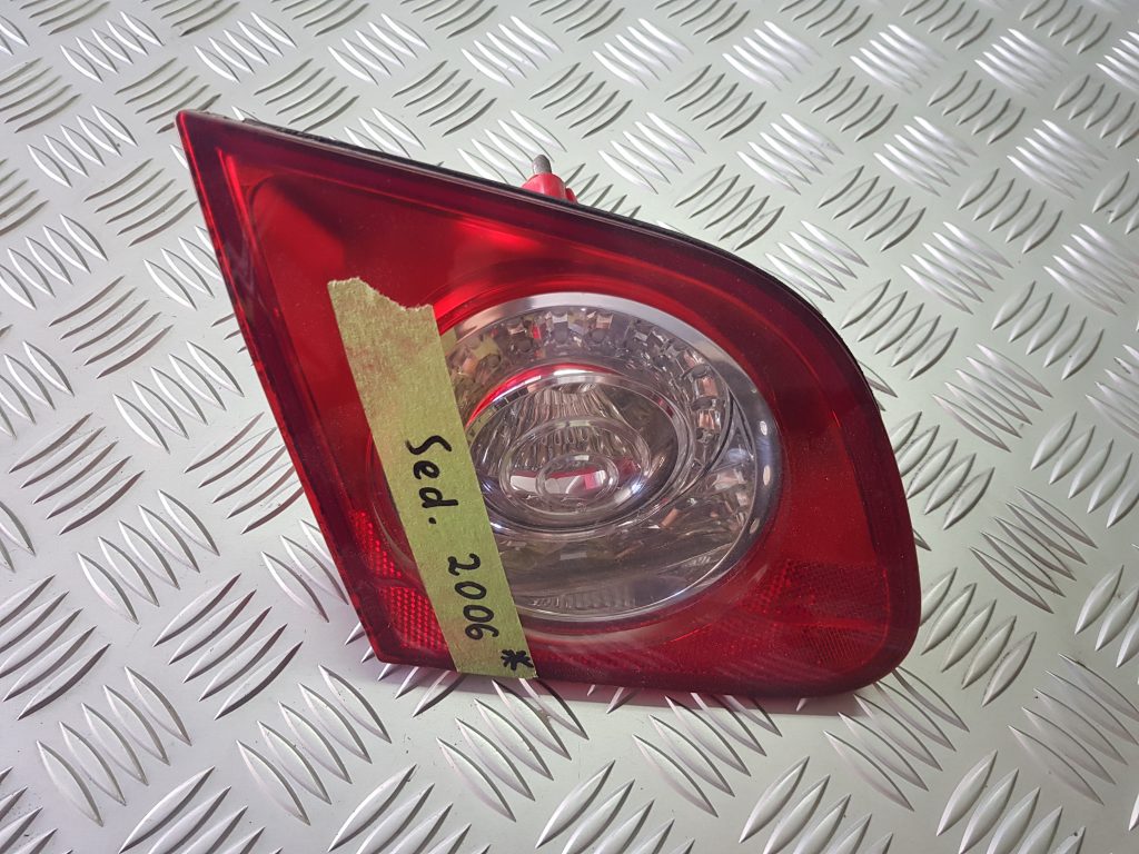 Bagāžnieka vāka kreisais lukturis priekš VW PASSAT B6 2008 ANGL. 1 Bagāžnieka vāka kreisais lukturis priekš VW PASSAT B6 2008 ANGL.