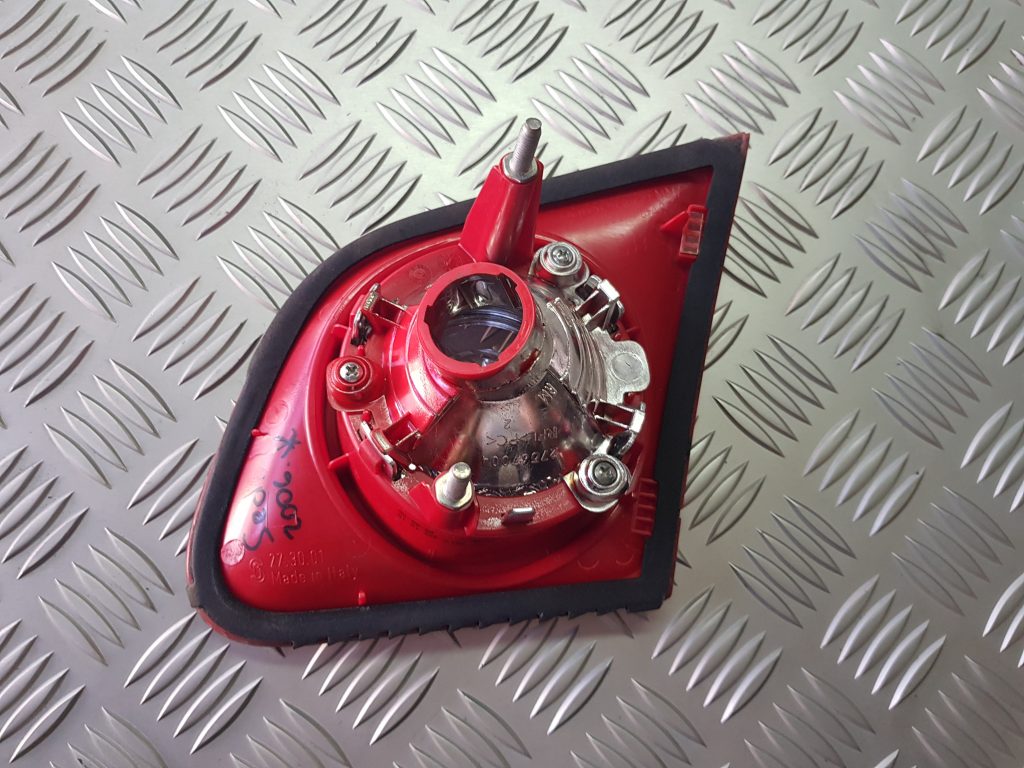 Bagāžnieka vāka kreisais lukturis priekš VW PASSAT B6 2008 ANGL. 2 Bagāžnieka vāka kreisais lukturis priekš VW PASSAT B6 2008 ANGL.