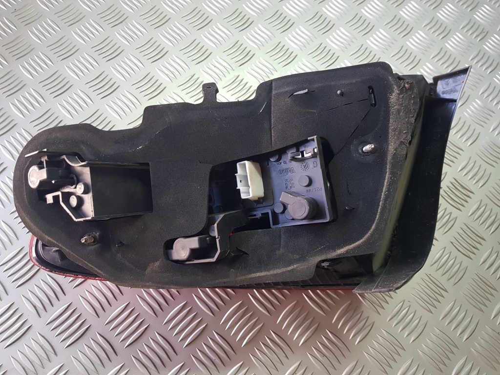 Aizmugurējais kreisais lukturis priekš PEUGEOT 407 2004 2 Aizmugurējais kreisais lukturis priekš PEUGEOT 407 2004