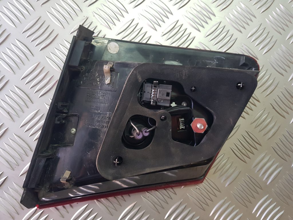 Bagāžnieka vāka kreisais lukturis priekš MERCEDES BENZ E250 W212 2014 2 Bagāžnieka vāka kreisais lukturis priekš MERCEDES BENZ E250 W212 2014