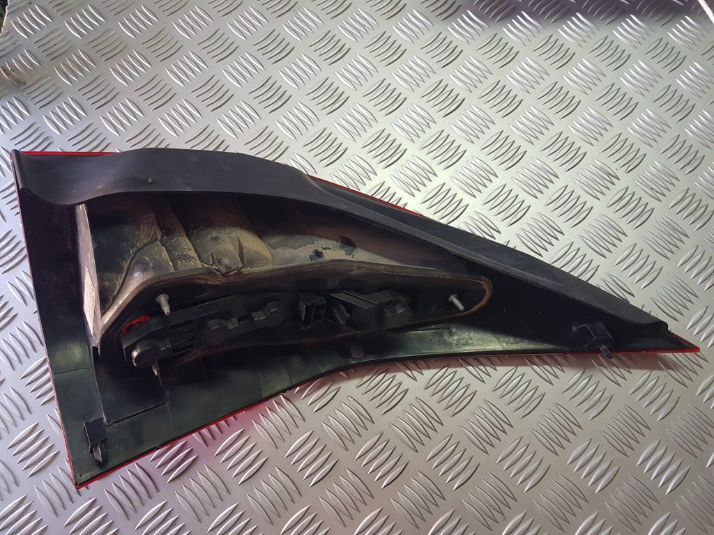 Aizmugurējais kreisais lukturis priekš RENAULT MEGANE 2004 2 Aizmugurējais kreisais lukturis priekš RENAULT MEGANE 2004