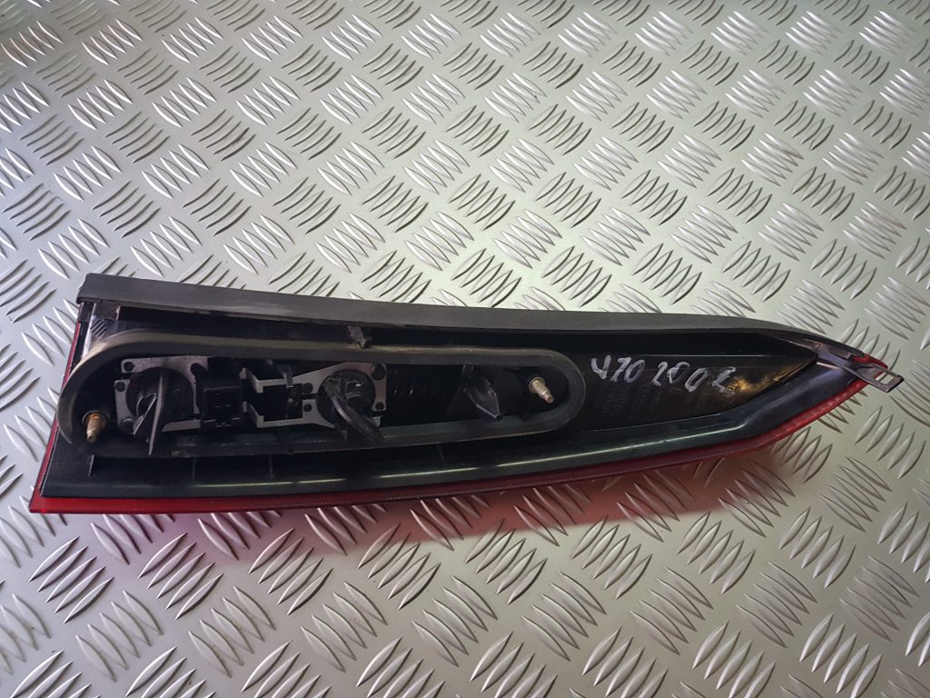 Aizmugurējais kreisais lukturis priekš VOLVO V70 2002 SILVER 2 Aizmugurējais kreisais lukturis priekš VOLVO V70 2002 SILVER