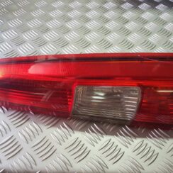 Aizmugurējais labais lukturis priekš VOLVO XC70 2004