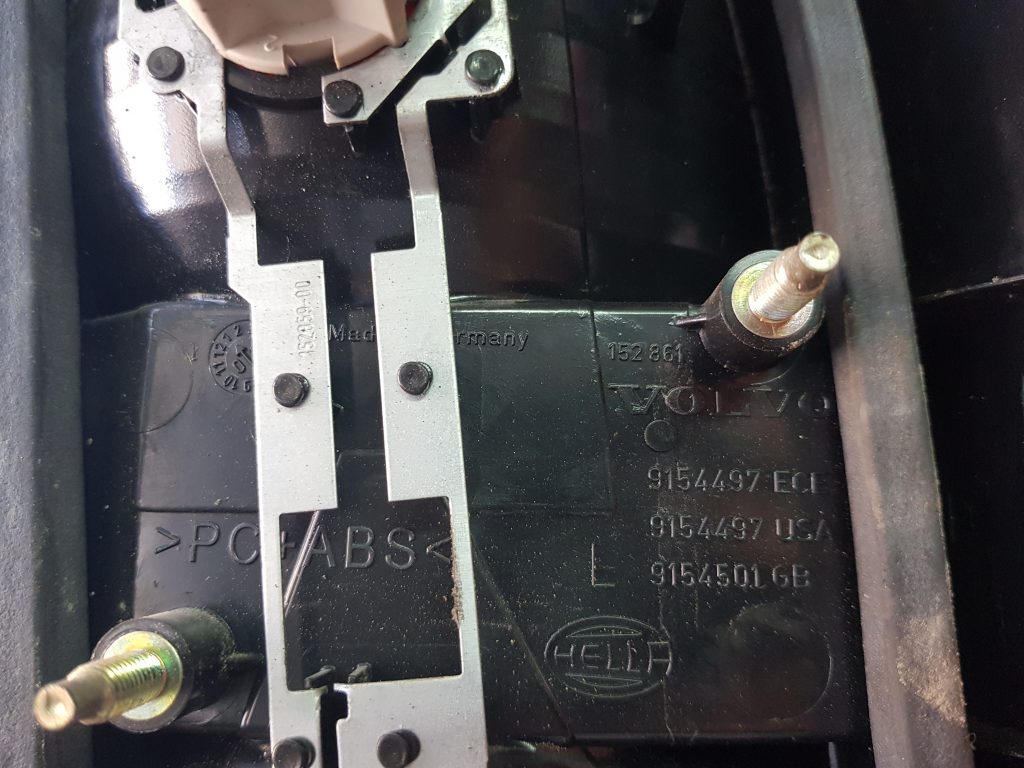 Aizmugurējais kreisais lukturis priekš VOLVO V70 2002 SILVER 3 Aizmugurējais kreisais lukturis priekš VOLVO V70 2002 SILVER