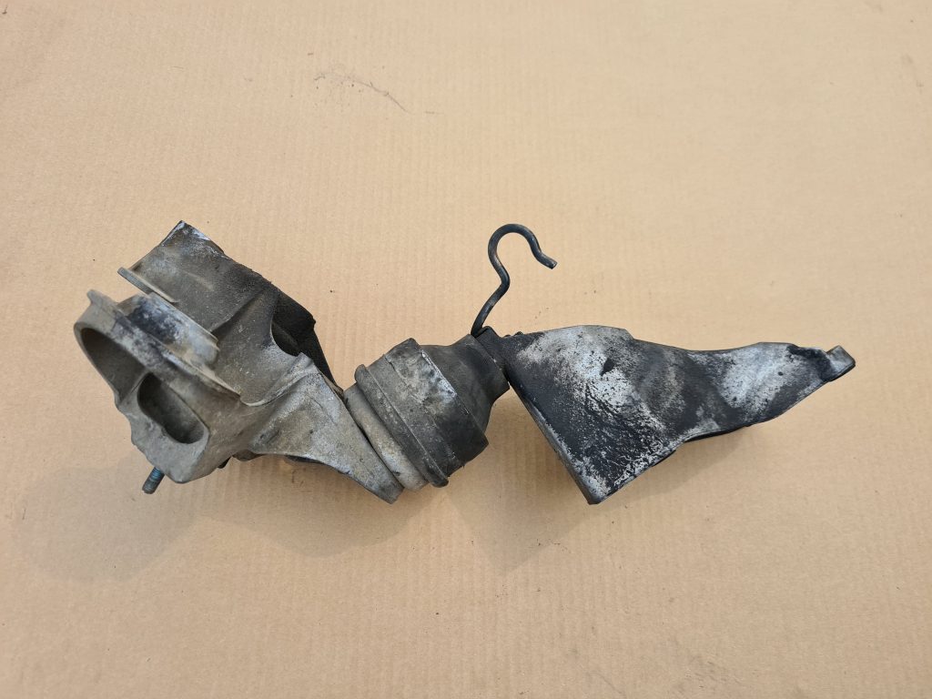 Dzinēja spilvens priekš VW PASSAT 2000 BLUE 1 Dzinēja spilvens priekš VW PASSAT 2000 BLUE