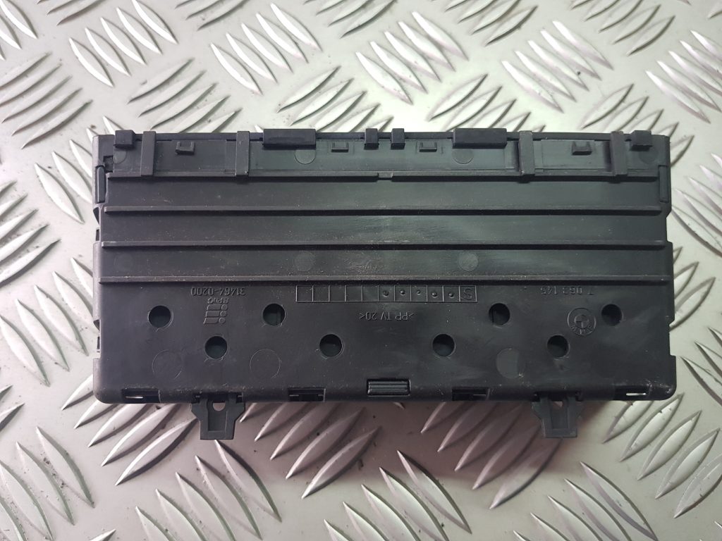 Mantu glabāšanas nodalījums centrā priekš BMW 525 E60 2006 BLACK 2 Mantu glabāšanas nodalījums centrā priekš BMW 525 E60 2006 BLACK