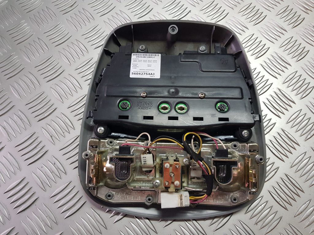 Salona apgaismojuma panelis priekš JEEP GRAND CHEROKEE 2004 2 Salona apgaismojuma panelis priekš JEEP GRAND CHEROKEE 2004