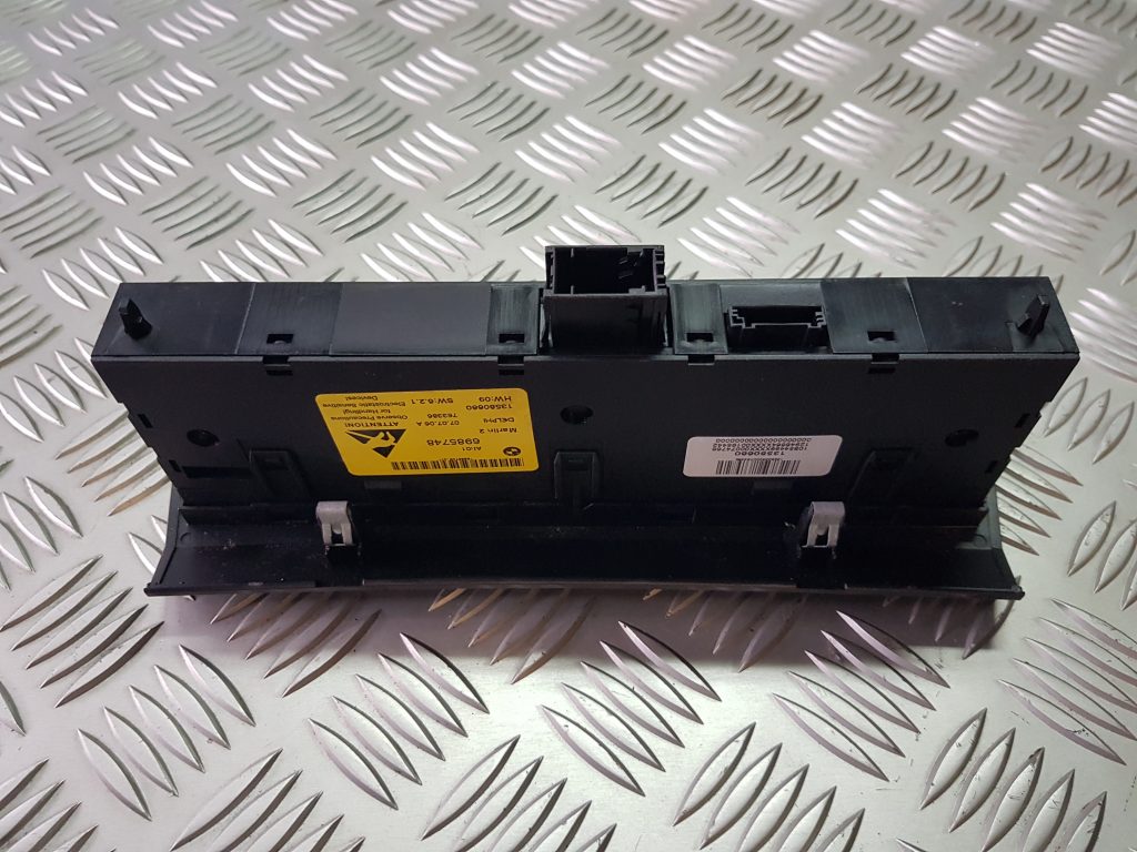 Parkošanās devēju vadības bloks priekš BMW 520D E60 2006 ENG.