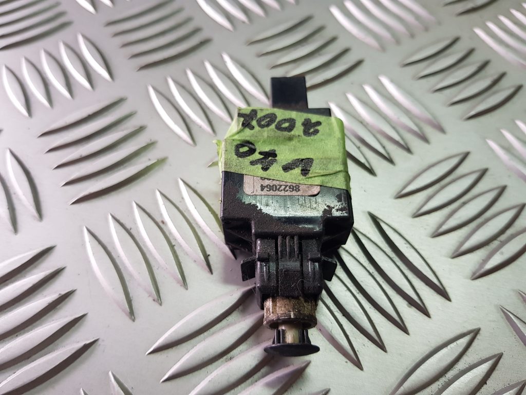 Bremžu signāla slēdzis priekš VOLVO V70 2002 SILVER 1 Bremžu signāla slēdzis priekš VOLVO V70 2002 SILVER