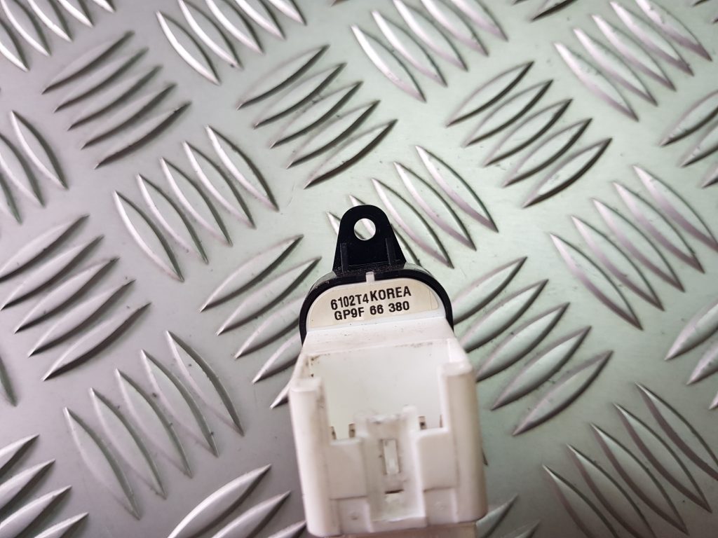 Stikla pacelšanas poga priekš MAZDA 6 2006 2 Stikla pacelšanas poga priekš MAZDA 6 2006