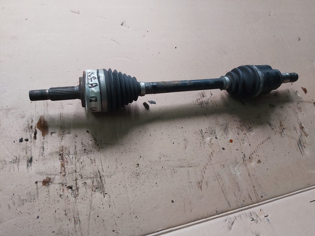 Pusass priekšējā kreisā priekš TOYOTA VERSO 2012 1 Pusass priekšējā kreisā priekš TOYOTA VERSO 2012