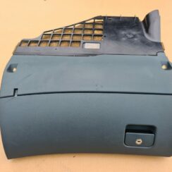 Mantu glabāšanas nodalījums pasažiera pusē priekš AUDI A6 1998