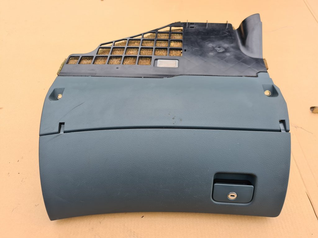 Mantu glabāšanas nodalījums pasažiera pusē priekš AUDI A6 1998 1 Mantu glabāšanas nodalījums pasažiera pusē priekš AUDI A6 1998