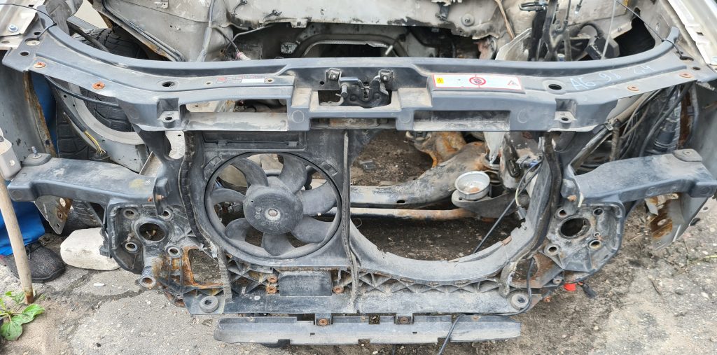 Priekšējā radiatora rāmis priekš AUDI A6 1998 1 Priekšējā radiatora rāmis priekš AUDI A6 1998