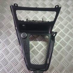 Centrālās konsoles dekoratīvais rāmis priekš FORD FOCUS 2016