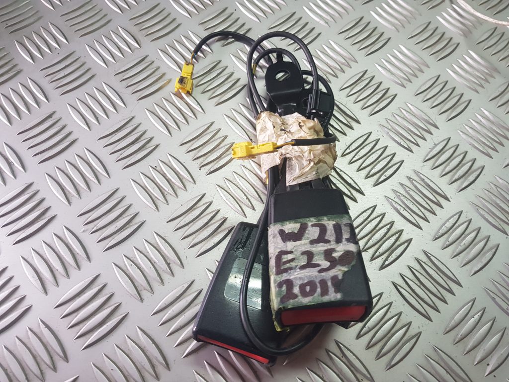 Priekšējās drošības jostas sprādze priekš MERCEDES BENZ E250 W212 2014 2 Priekšējās drošības jostas sprādze priekš MERCEDES BENZ E250 W212 2014