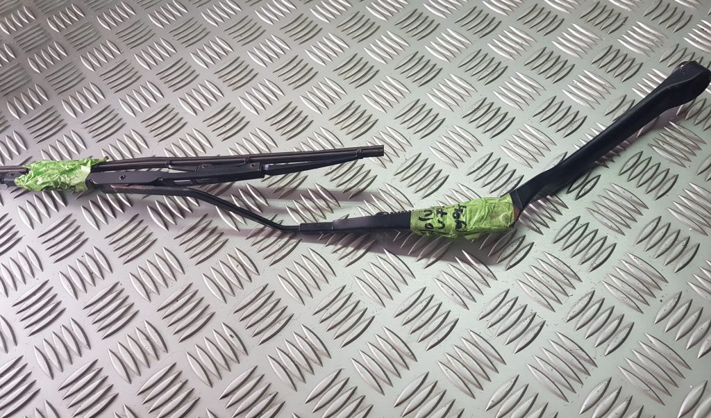 Vējstikla slotiņa priekš VOLVO V70 1997 1 Vējstikla slotiņa priekš VOLVO V70 1997